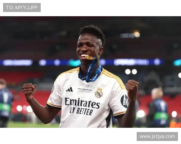 比利亚雷亚尔欧冠赛前隆重为罗德里颁发象征荣耀的金质奖章